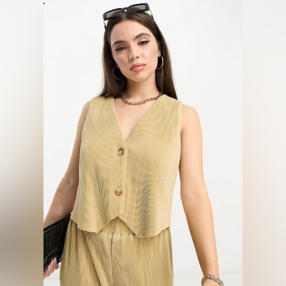 4th & Reckless plisse vest in camel. Petite medium. NWT. Part of a set.